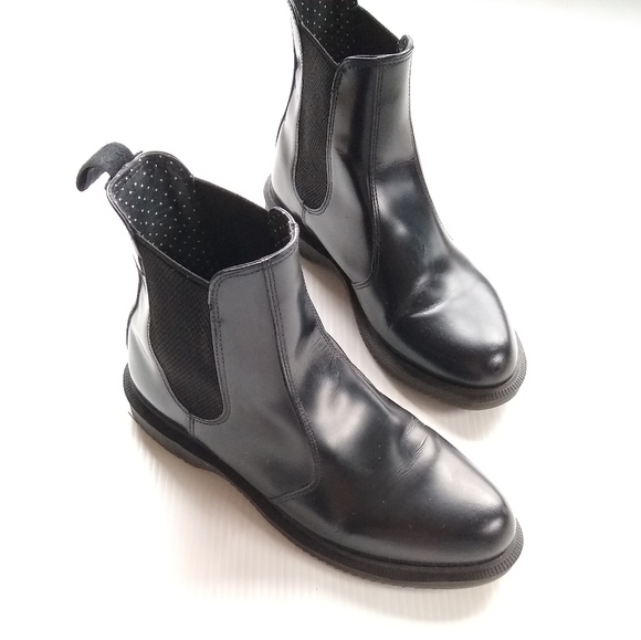 Dr. Martens Shoes - Dr Martens • Flora Chelsea black leather boots